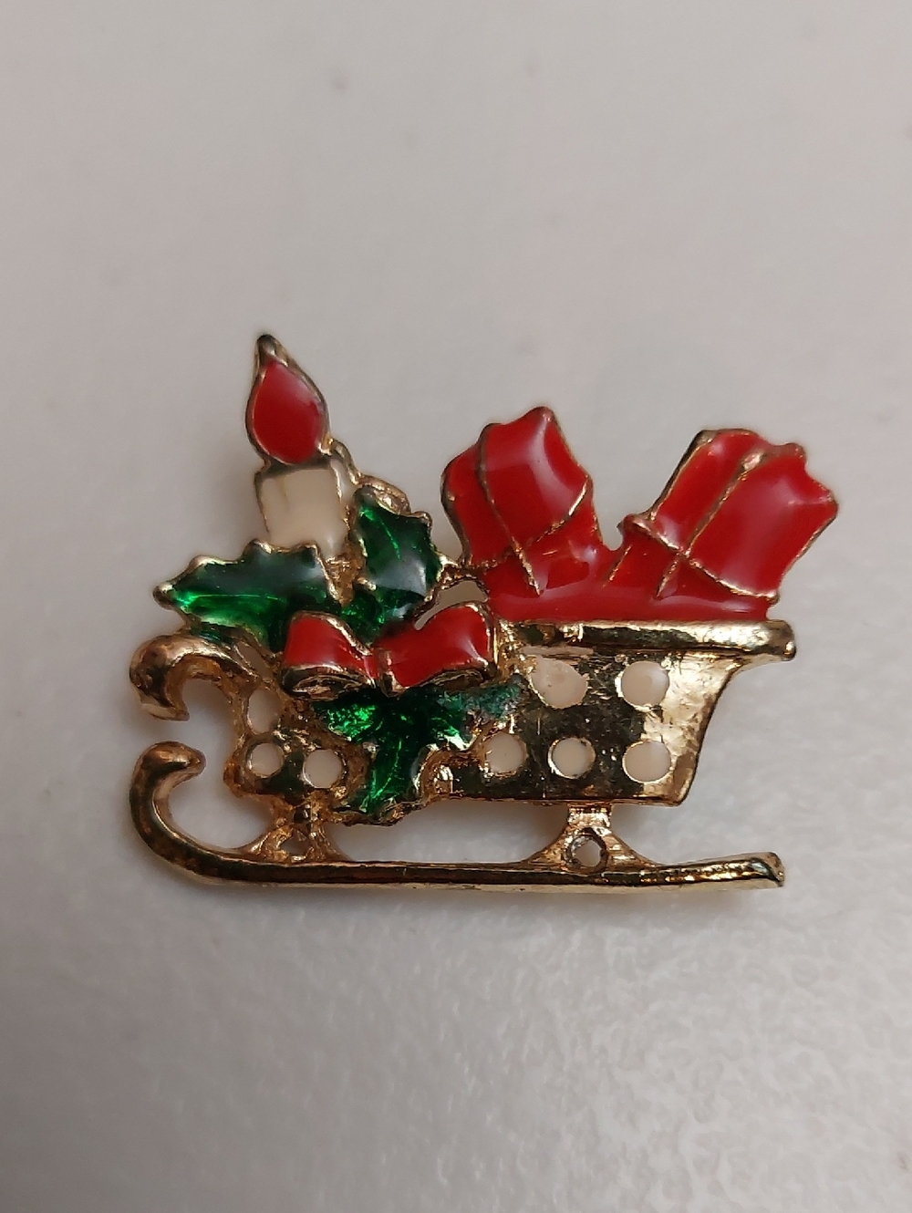 Christmas Theme Enameled Brooch Pin Sleigh Filled With Gifts Candle Holly Ribbon - Picture 3 of 6
